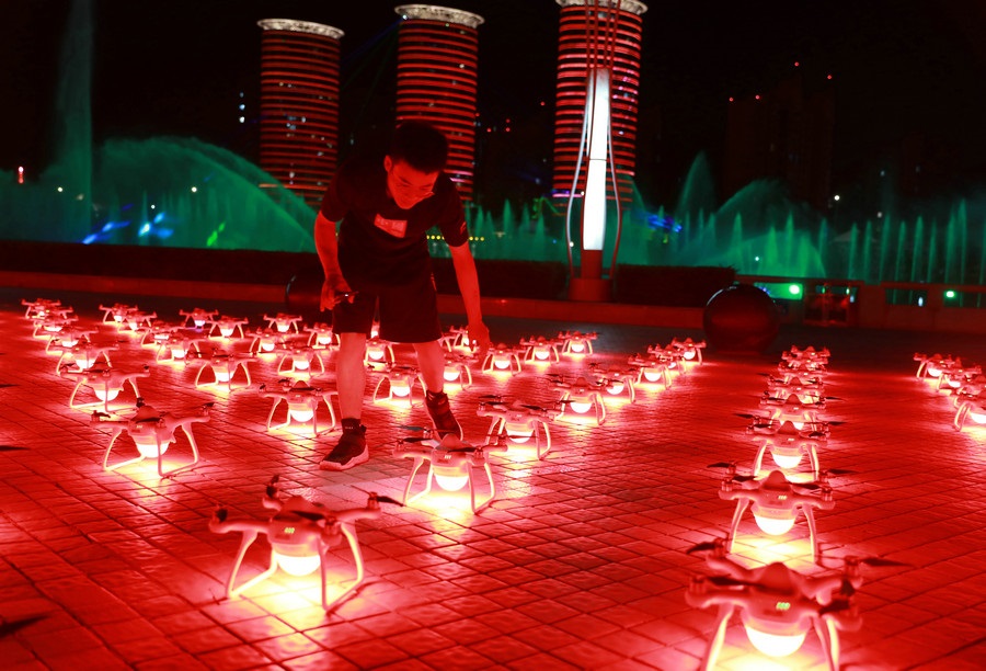 超震撼!500架無(wú)人機(jī)扮靚青城夜空