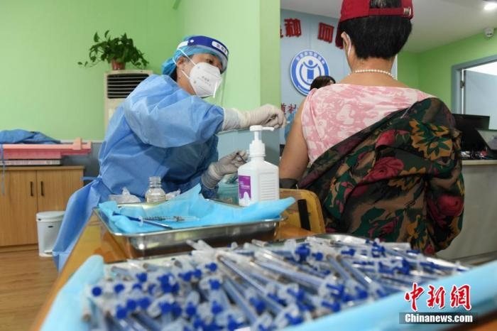 資料圖：市民來到醫(yī)院接種新冠疫苗。 楊華峰 攝