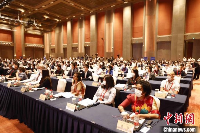 500余名專家學(xué)者、嘉賓代表以線上線下方式參加開幕式?！∈⒓样i 攝