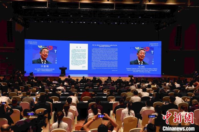 第九屆、第十屆全國人大常委會副委員長許嘉璐向大會發(fā)來賀信?！∈⒓样i 攝