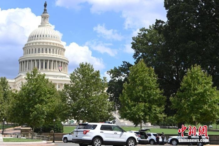 當(dāng)?shù)貢r間8月19日，一名男子駕駛黑色皮卡至國會圖書館前，并聲稱車上有炸彈。該事件導(dǎo)致美國國會大廈周邊街道封鎖，警方還疏散了周邊國會辦公樓和聯(lián)邦最高法院里的工作人員。圖為警方在美國會大廈西側(cè)廣場警戒。 <a target='_blank' href='http://www.chinanews.com/'>中新社</a>記者 陳孟統(tǒng) 攝