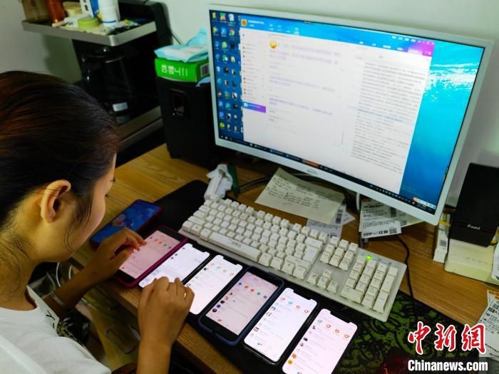 圖為網(wǎng)絡(luò)客服為網(wǎng)上“專車座套”客戶答疑釋惑。　呂子豪 攝