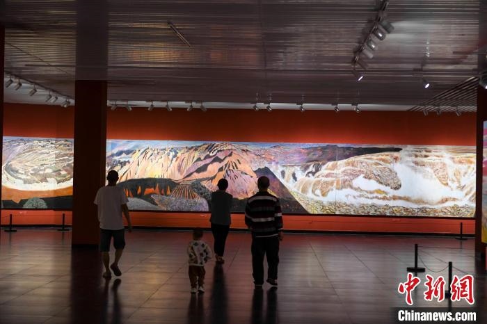 162米巨幅油畫(huà)長(zhǎng)卷《黃河》吸引市民駐足觀看?！钊A峰 攝
