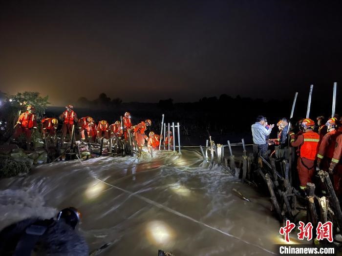 消防員分成左右兩路，同時發(fā)起決口封堵總攻?！￠Z旭輝 攝