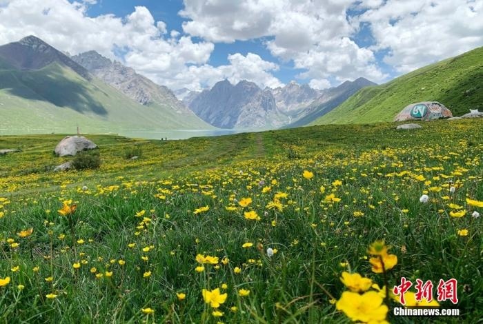 位于青海省果洛藏族自治州久治縣的年保玉則意為“神圣不可侵犯的地方”，山形如蓮花，總面積3469平方公里，保存有冰蝕地貌、冰磧地貌、現(xiàn)代冰川等地質(zhì)遺跡，有“天神后花園”之稱(chēng)。
<a target='_blank' href='http://www.chinanews.com/'>中新社</a>記者 孫睿 攝
