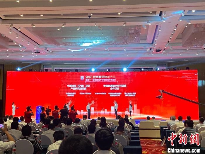 簽約現(xiàn)場(chǎng)?！×植?攝