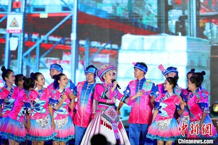 專場晚會上的民族歌舞表演?！涕L嬌 攝