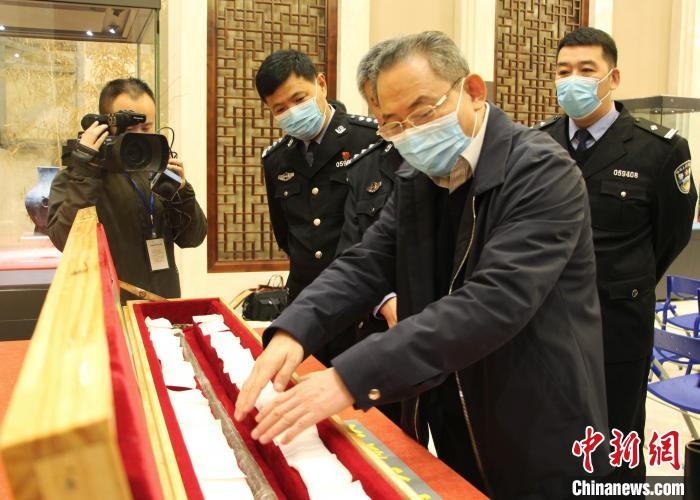 山東博物館館長鄭同修介紹涉案文物龍首錯銀木柲銅杖?！≮w曉 攝