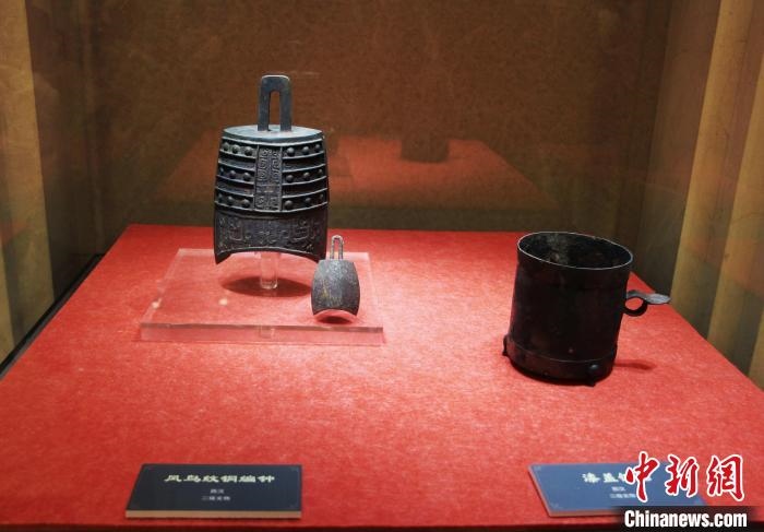 二級文物西漢鳳鳥紋銅編鐘、漆蓋銅卮?！≮w曉 攝