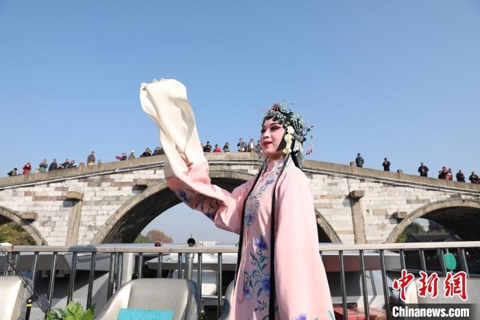2019京杭對(duì)話的大運(yùn)河京杭雅集活動(dòng)中，浙江昆劇團(tuán)國家一級(jí)演員楊崑在中國大運(yùn)河(杭州段)上進(jìn)行表演?！⌒燔?攝 攝