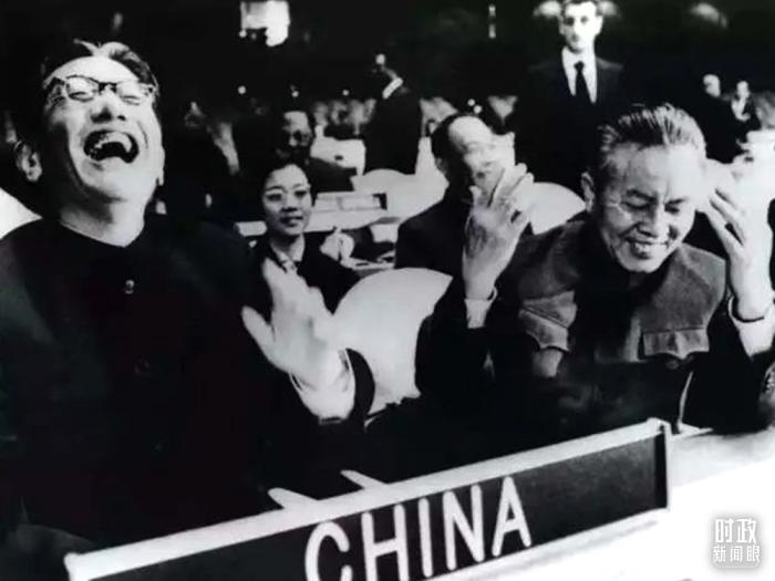 △1971年11月15日，以外交部副部長(zhǎng)喬冠華(左一)為團(tuán)長(zhǎng)、黃華(右一)為副團(tuán)長(zhǎng)的中國(guó)代表團(tuán)，首次出現(xiàn)在聯(lián)合國(guó)大會(huì)上。(資料圖)