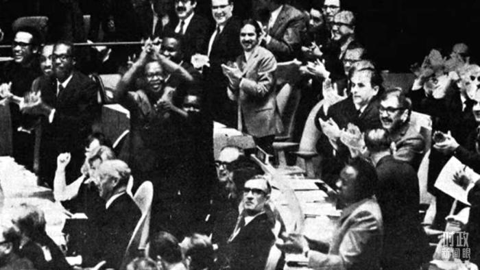 △第2758號(hào)決議通過(guò)后，現(xiàn)場(chǎng)爆發(fā)出熱烈歡呼聲。(資料圖)