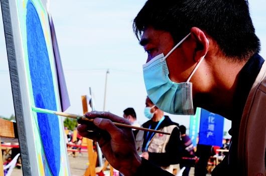 參加文物技能競(jìng)賽彩畫項(xiàng)目的選手。