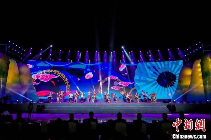 圖為中國·重慶秀山第二屆“金山銀山”文化旅游節(jié)開幕現(xiàn)場(chǎng)。　秀山縣文旅委供圖