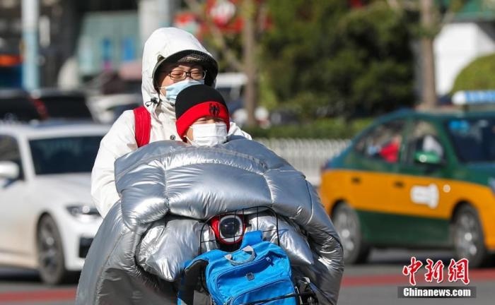 資料圖：市民在大風(fēng)降溫天氣下出行。 <a target='_blank' href='http://www.chinanews.com/'>中新社</a>記者 賈天勇 攝