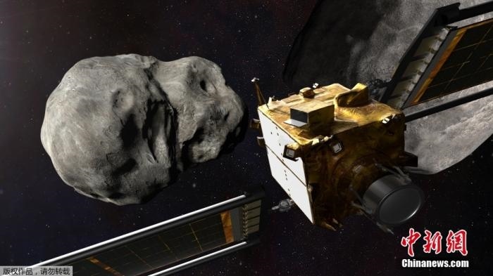 當?shù)貢r間11月4日，法新社公布了兩張來自美國宇航局的太空效果圖，畫面顯示一艘宇宙飛船從小行星后面進行撞擊。據(jù)悉，美國宇航局計劃讓一艘以每小時24000公里的速度飛行的宇宙飛船撞上一顆小行星以進行“行星防御”測試，雖然地球尚且沒有面臨如此緊迫的危險。