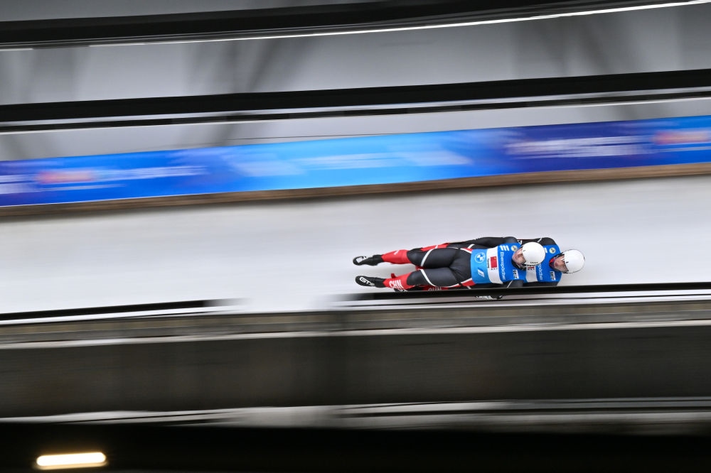 11月21日，“相約北京”國際雪橇聯(lián)合會雪橇世界杯，中國選手黃葉波/彭俊越在團體接力比賽中。新華社記者陳益宸攝