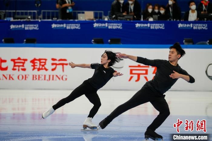 圖為隋文靜、韓聰在測試賽期間進(jìn)行官方訓(xùn)練 王洋 攝