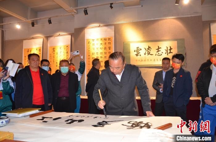 圖為“鐵軍老戰(zhàn)士”、著名書法家、解放軍報原副總編輯連俊義少將現場揮毫?！☆佇玛?攝 攝