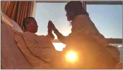 每天早上媽媽醒來后，母女倆都會(huì)迎著晨曦握手、擊掌?！∫曨l截圖