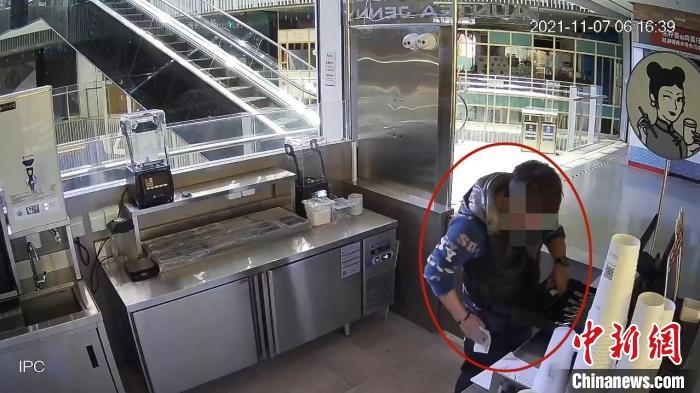 嫌疑人實(shí)施犯罪行為的監(jiān)控視頻?！↑S浦公安供圖