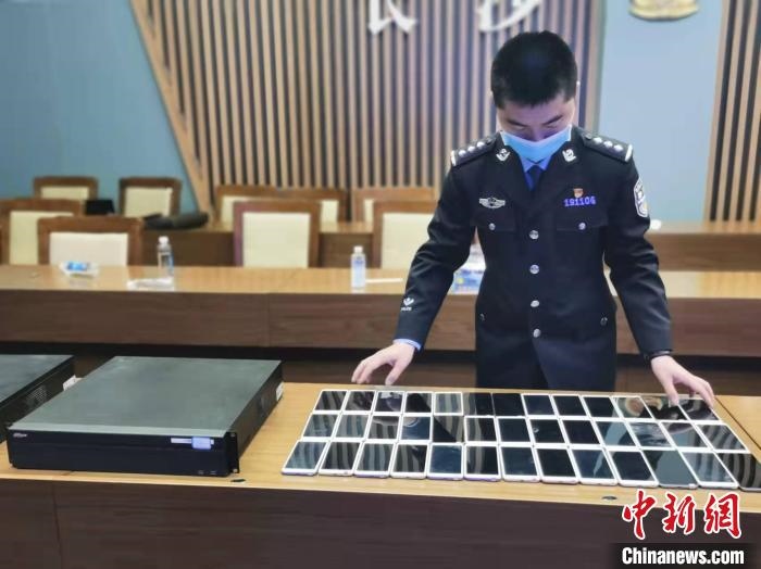 民警展示作案工具?！￠L沙市公安局供圖