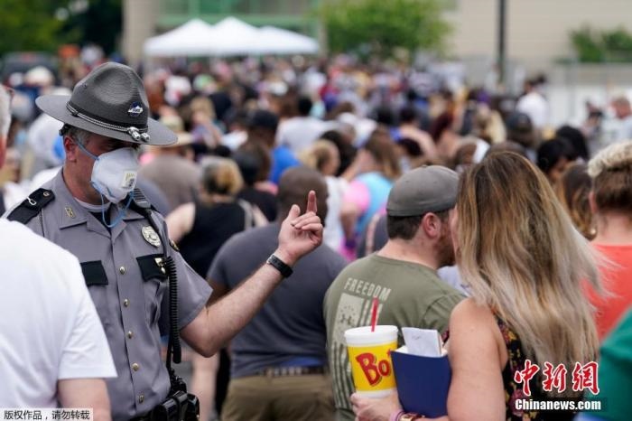 當(dāng)?shù)貢r(shí)間6月17日，美國肯塔基州國會(huì)大樓外，上千名在疫情期間失業(yè)的美國民眾在此排隊(duì)等候進(jìn)入大樓。據(jù)悉肯塔基州在疫情期間開設(shè)了臨時(shí)失業(yè)辦公室。