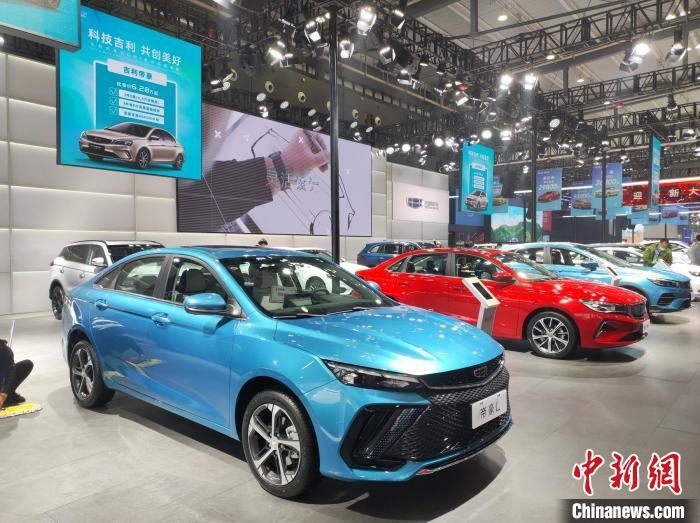 長(zhǎng)沙國(guó)際車展上展出的汽車?！√菩∏?攝