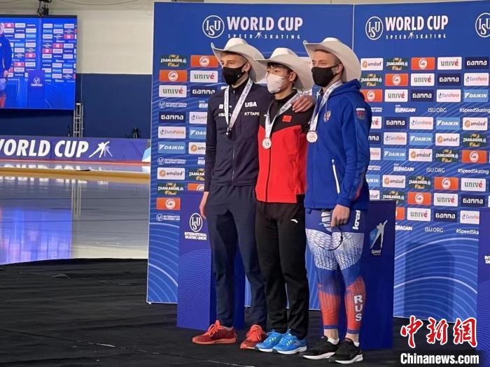 寧忠?guī)r在頒獎(jiǎng)儀式上?！『邶埥◇w育局提供