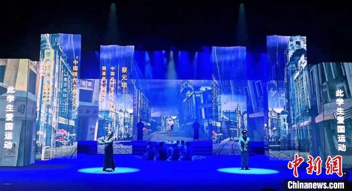 圖為“百年風(fēng)華”大型音樂史詩劇現(xiàn)場。　劉海靈 攝