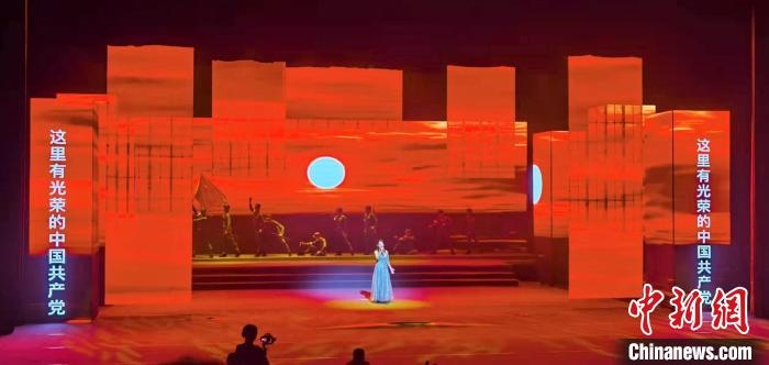 圖為“百年風(fēng)華”大型音樂史詩劇現(xiàn)場?！⒑ｌ` 攝