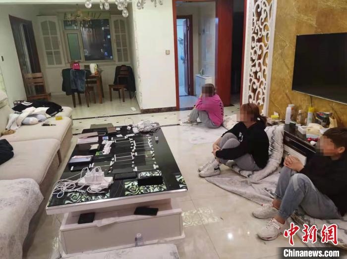 資料圖為果洛藏族自治州公安民警抓獲的犯罪嫌疑人?！‖斍呖h公安局供圖