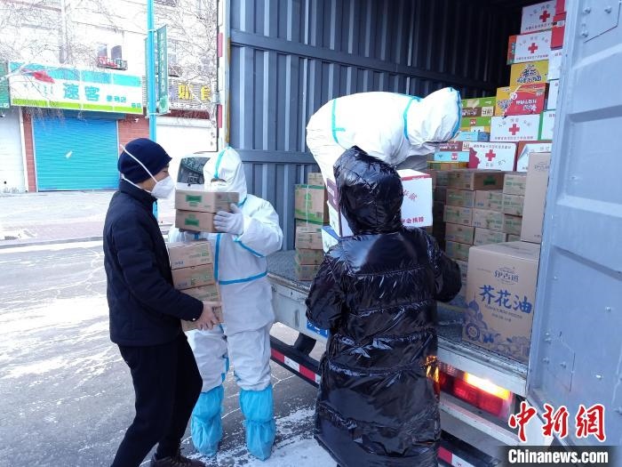 圖為滿洲里物資保障巡回補(bǔ)給車隊(duì)配貨現(xiàn)場(chǎng)?！∏靥饌?攝