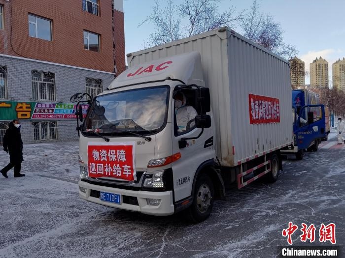 圖為滿洲里物資保障巡回補(bǔ)給車隊(duì)配貨現(xiàn)場(chǎng)?！∏靥饌?攝