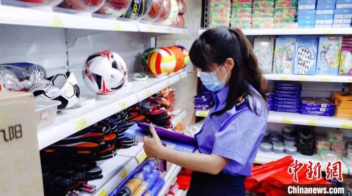 圖為秦皇島市海港區(qū)市場監(jiān)督管理局工作人員正在檢查涉冬奧標志商品?！∏鼗蕧u市海港區(qū)市場監(jiān)督管理局供圖