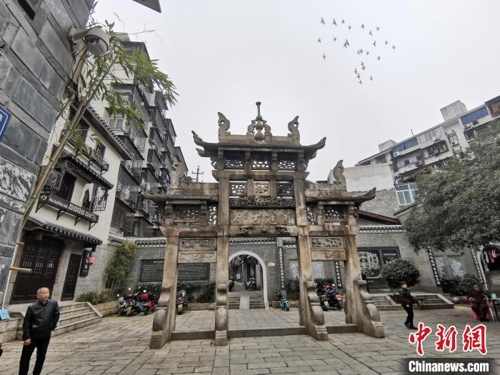 “道冠古今”牌坊?！×荷?攝