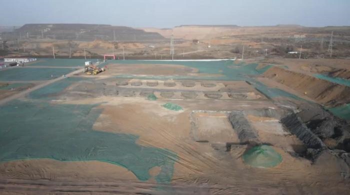 2021年12月11日，督察組使用無人機拍攝，神木市蘭炭產(chǎn)業(yè)特色園區(qū)檸條塔片區(qū)廢水集中處理設施僅完成部分基礎建設