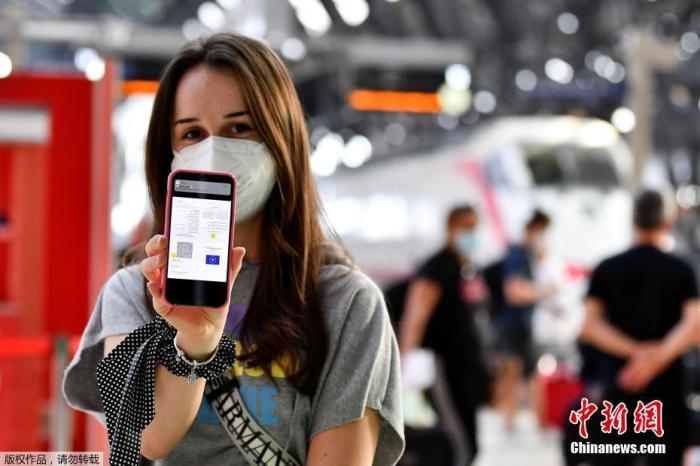 當(dāng)?shù)貢r(shí)間2021年9月1日，意大利米蘭，乘客在火車站出示的健康證明。