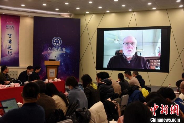 美國伊利諾伊大學(xué)教授理查德？克魯切爾通過視頻點評FAST測量星際磁場最新研究成果?！?lt;a target='_blank' href='/'>中新社</a>記者 孫自法 攝