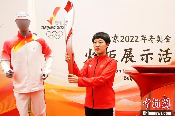 溫哥華冬奧會(huì)冠軍張會(huì)展示北京2022年冬奧會(huì)火炬?！〗x 攝