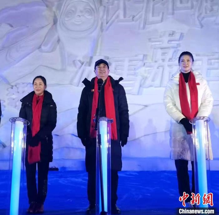 前女排國家隊(duì)隊(duì)長奧運(yùn)冠軍惠若琪(右一)，中國女子田徑競走奧運(yùn)冠軍王麗萍(左一)助陣當(dāng)晚活動(dòng)?！≮w桂華 攝