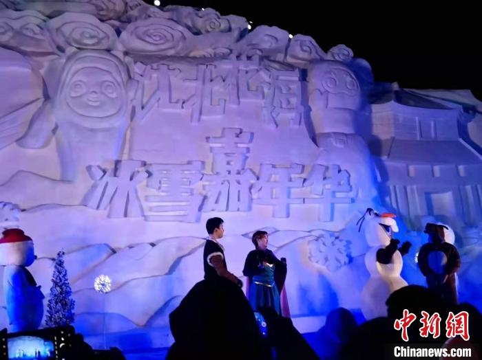 活動(dòng)現(xiàn)場表演的《冰雪奇緣》很受歡迎?！≮w桂華 攝