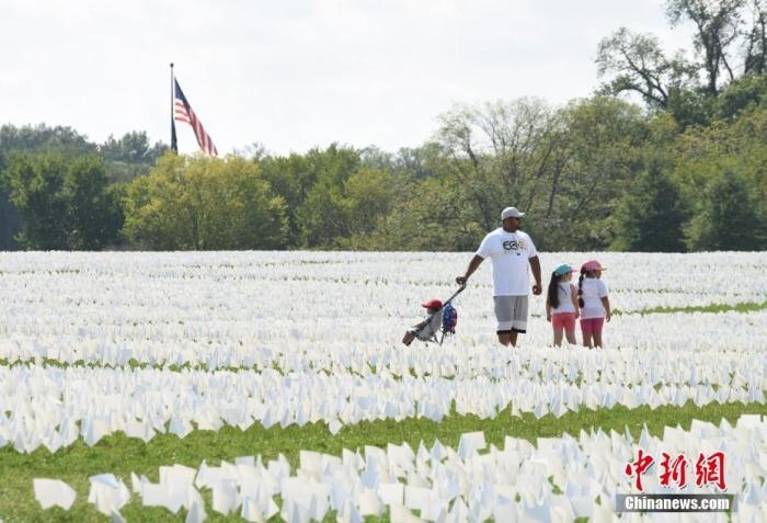 當地時間2021年9月18日，美國首都華盛頓國家廣場上插著數十萬白色旗幟，悼念新冠逝者。這個名為“在美國：銘記”藝術裝置由美國藝術家弗斯滕伯格(Suzanne Firstenberg)策劃，她計劃在兩周內與公眾一起在華盛頓國家廣場插上與美國新冠死亡病例數對應的白旗，以示悼念。 <a target='_blank' href='/'>中新社</a>記者 陳孟統(tǒng) 攝