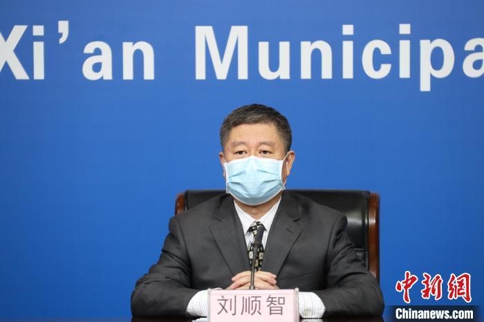 圖為西安市衛(wèi)生健康委主任劉順智6日在新聞發(fā)布會上?！∥靼彩姓﹫D