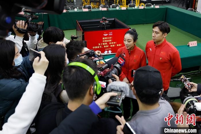 1月5日晚，全力沖刺北京冬奧學(xué)習(xí)座談會(huì)在北京舉行。座談會(huì)后，中國花樣滑冰雙人滑組合隋文靜、韓聰接受記者采訪。 <a target='_blank' href='/'>中新社</a>記者 富田 攝