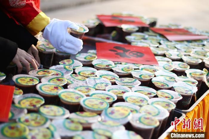 資料圖：工作人員將定制的臘八粥擺放整齊?！°蟛?攝