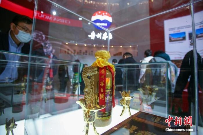 10月19日，天津，參觀者在中國茅臺(tái)展位參觀展示的白酒。當(dāng)天，第105屆全國糖酒商品交易會(huì)在國家會(huì)展中心(天津)啟幕。本屆糖酒會(huì)展覽總面積20萬平方米，吸引了來自40多個(gè)國家和地區(qū)的3504家參展商參展，共設(shè)置了傳統(tǒng)酒類、葡萄酒及國際烈酒、食品及飲料、調(diào)味品及配料、食品機(jī)械及包裝等展區(qū)。 <a target='_blank' href='/'>中新社</a>記者 佟郁 攝