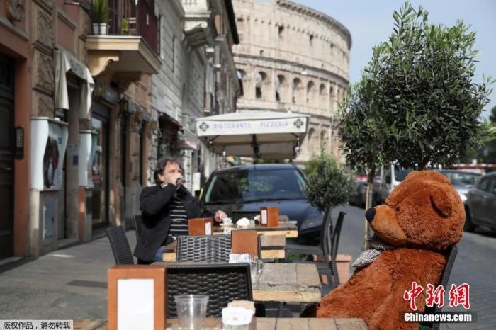 資料圖：意大利羅馬斗獸場(chǎng)附近的酒吧，顧客在露臺(tái)上喝酒。