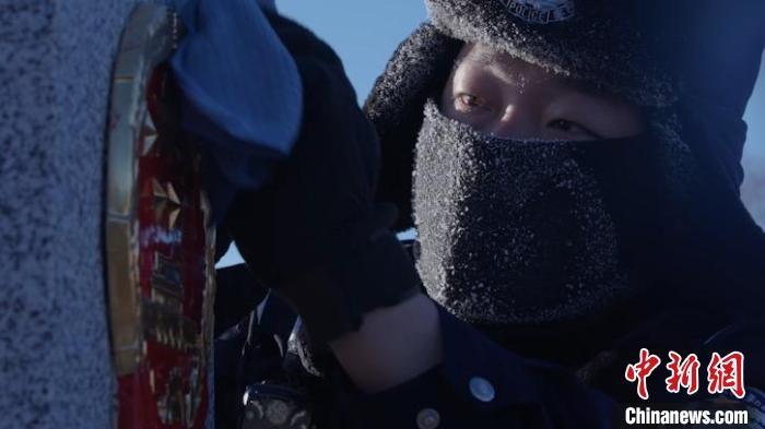 圖為恩和哈達(dá)邊境派出所的9名民警踏雪巡邊?！⒕S明 攝