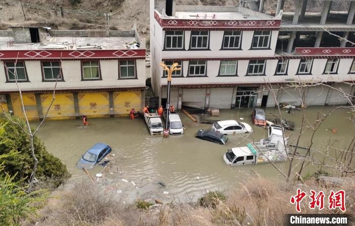 救援人員正在丹巴一處民房被淹處搜尋和轉(zhuǎn)移人員?！≈苡?攝